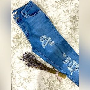 Skinny destroyed Levi’s perfect for any occasion